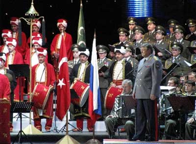 Mehter takımı ve Kızılordu korosu birlikte konser veriyor.