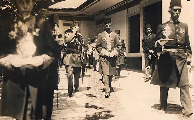 Sultan Vahîdeddin cülus merasiminde temennâ alırken