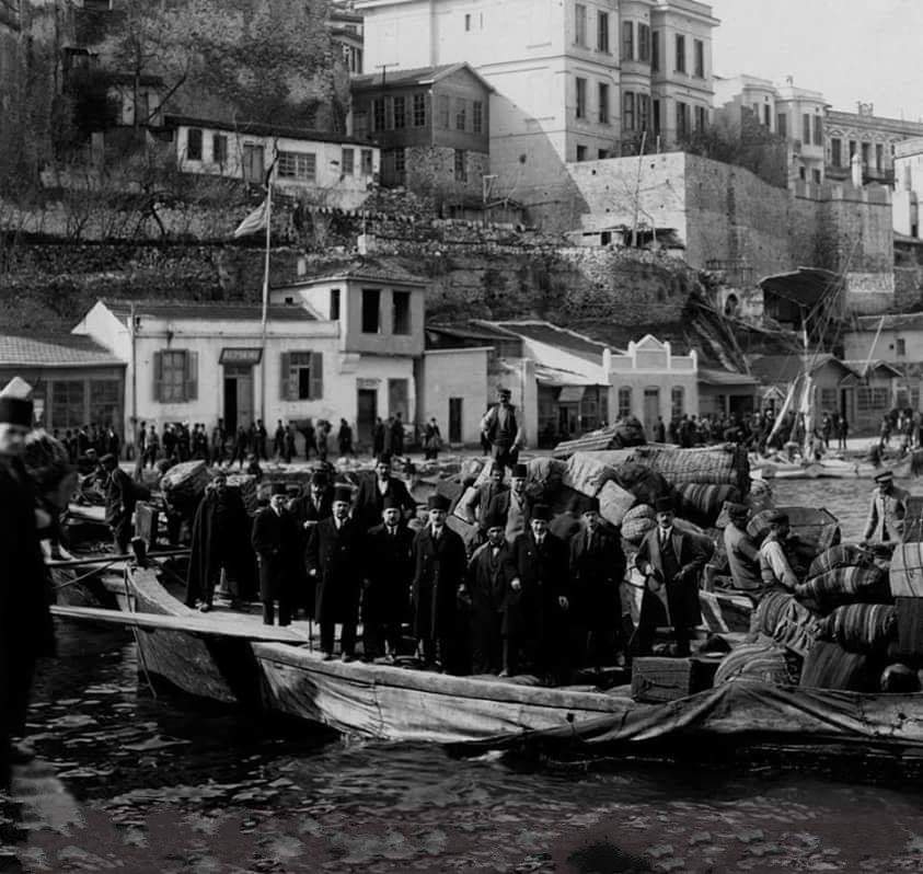 Kavala'da vapur bekleyen Müslüman mübadiller