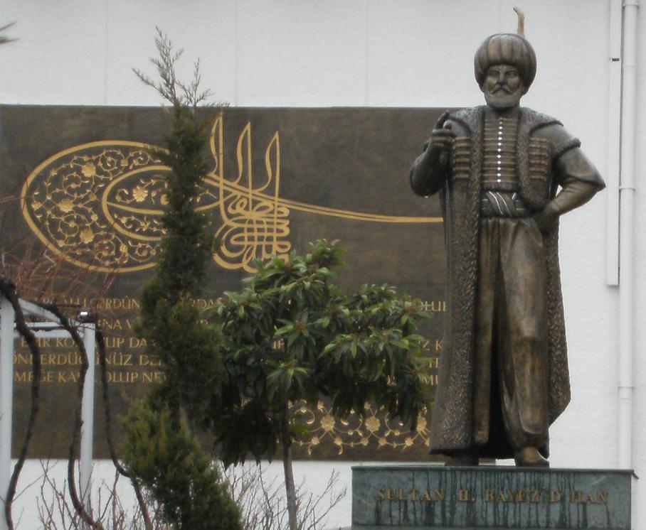 Dünyanın ilk belediye ve standart kanununu çıkartan Sultan II. Bayezid'in Türk Standartlar Enstitüsü önündeki heykeli
