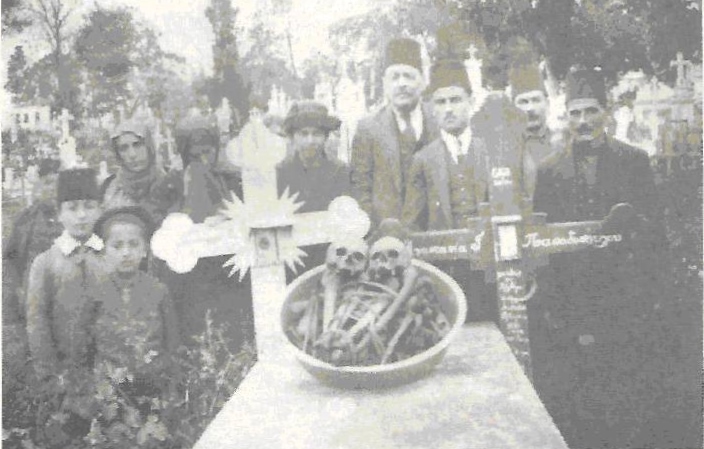Mezarlıktan atalarının kemiklerini yanlarında götüren Gelverili Rum mübadiller