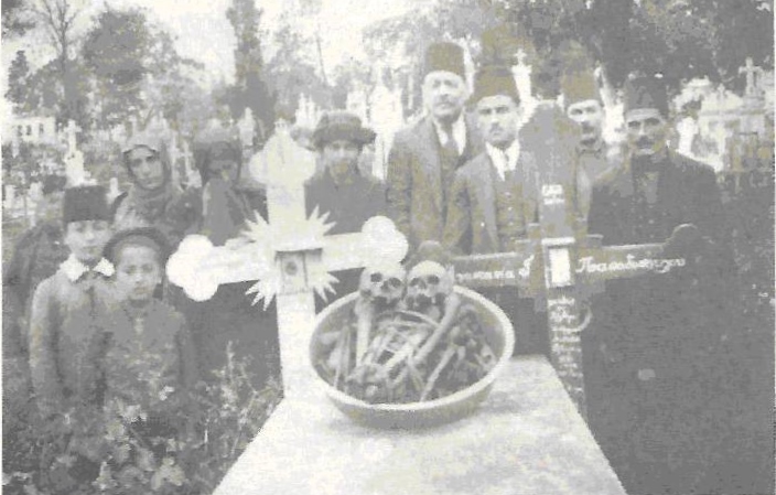 Mezarlıktan atalarının kemiklerini yanlarında götüren Gelverili Rum mübadiller