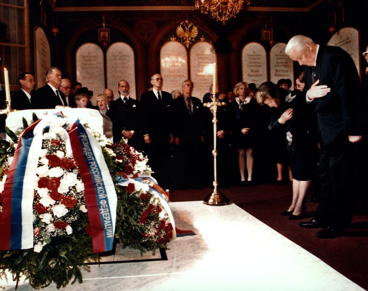 Boris Yeltsin, 1918'de öldürülen Çar Nikola'nın cenazesinde (1998)