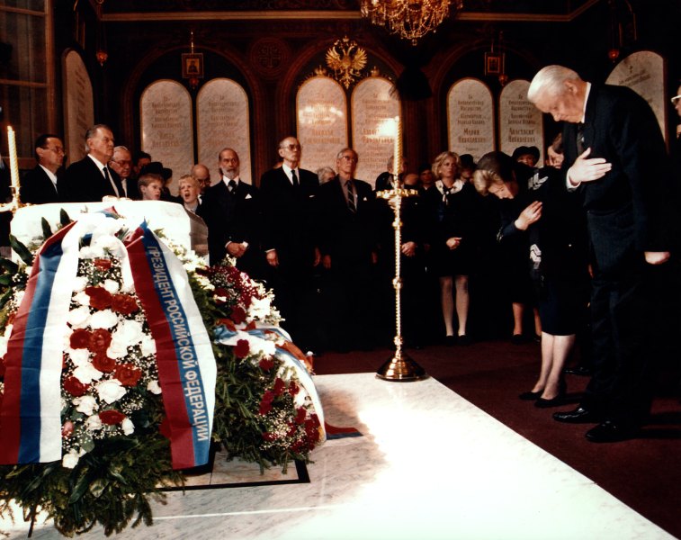 Boris Yeltsin, 1918'de öldürülen Çar Nikola'nın cenazesinde (1998)