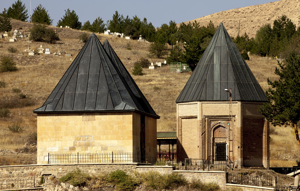 Sultan Melik Mengücek türbesi - Kemah