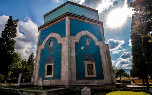 Çelebi Sultan Mehmed'in Bursa'da Orta Asya mimarisi izleri taşıyan ve Emir Timur'un türbesini gölgede bırakan Yeşil Türbesi