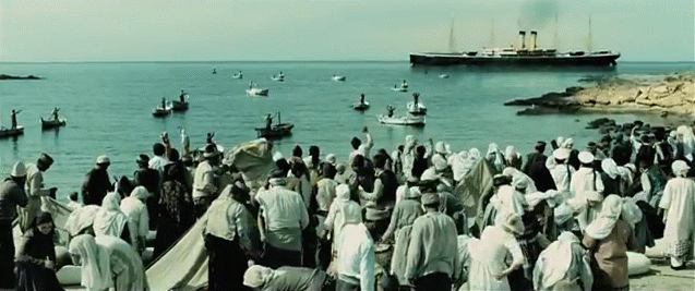 Giritte gemi bekleyenlen mübadiller - Dedemin İnsanları filminden