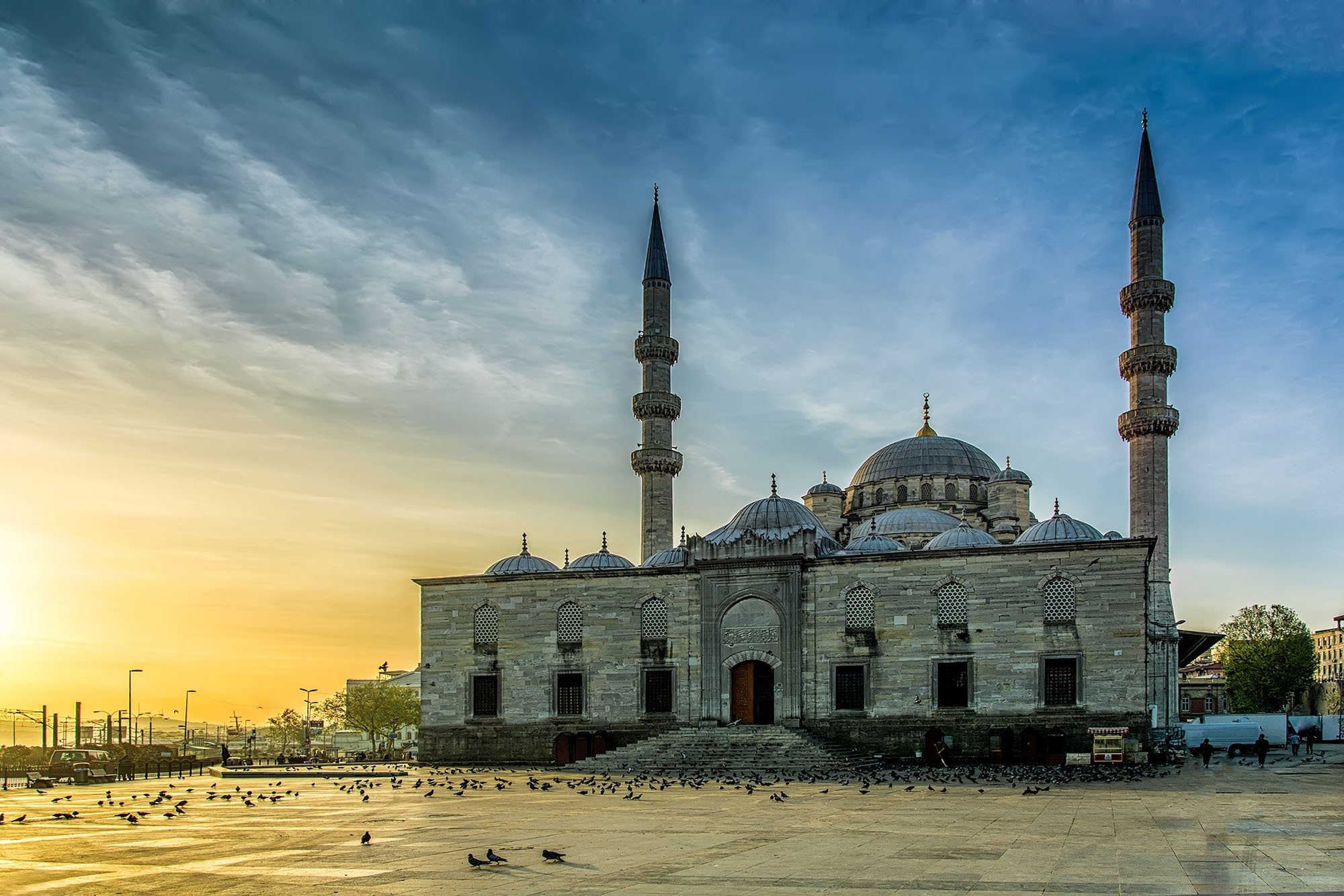 The New Mosque (Yeni Cami) at sunrise in Eminönü district of Istanbul, Turkey.