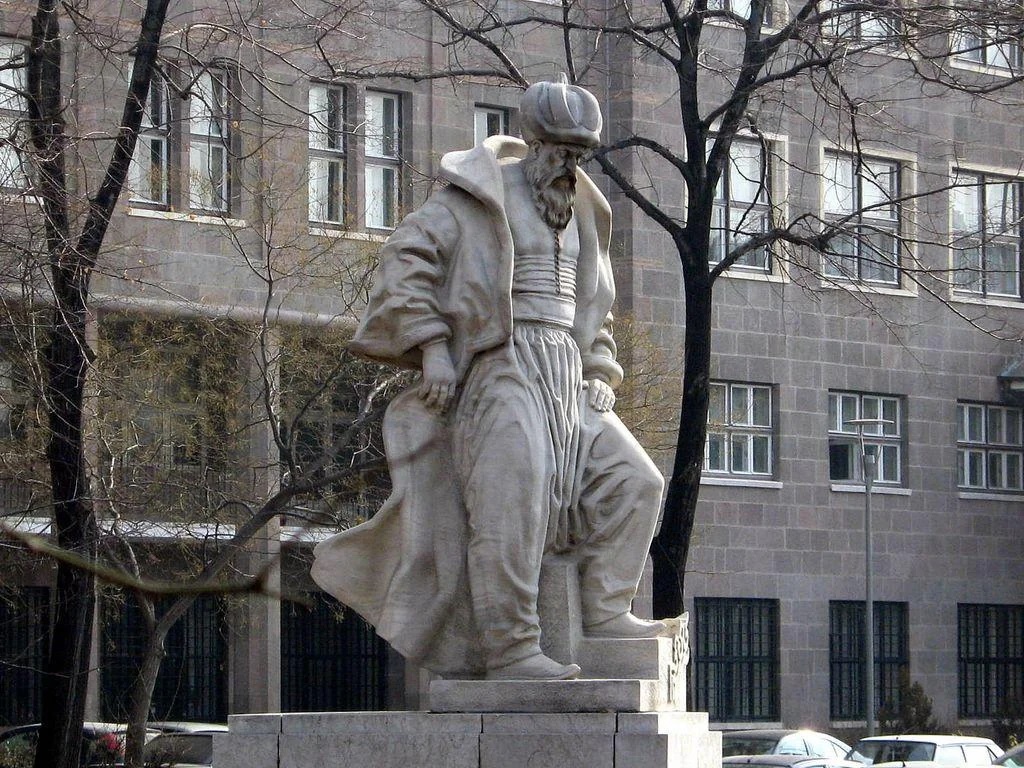 Mimar Sinan heykelinin Alman mimarın yaptığı DTCF avlusuna dikilmesi ironiktir