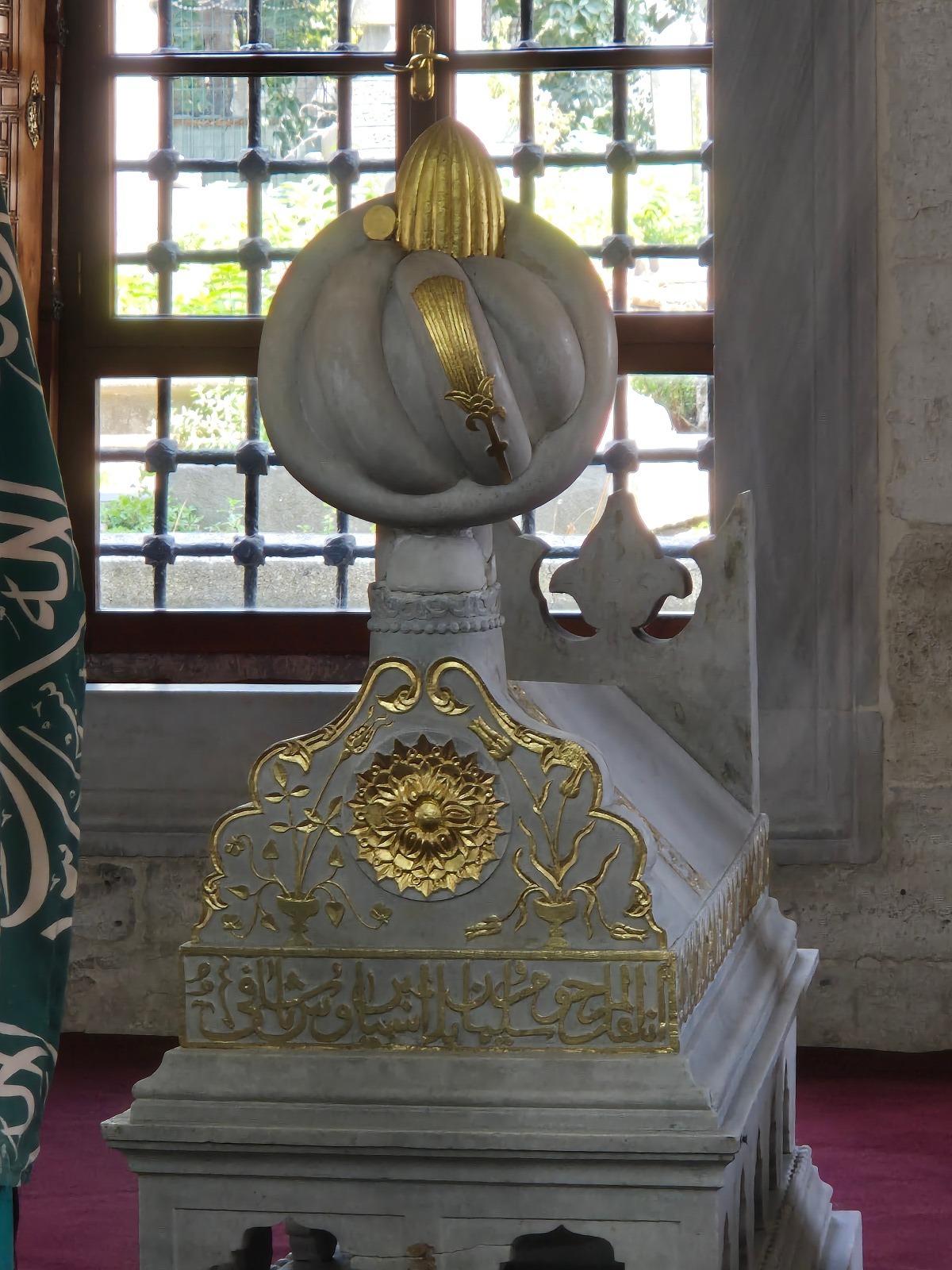 Osmanlılarda XVI.asrın başından itibaren başlayan serpuş heykelciliği XVII. asırda zirve yapıyor. Osmanlılar heykeltraşlık cihetiyle hakikaten enfes eserler vermiştir.
