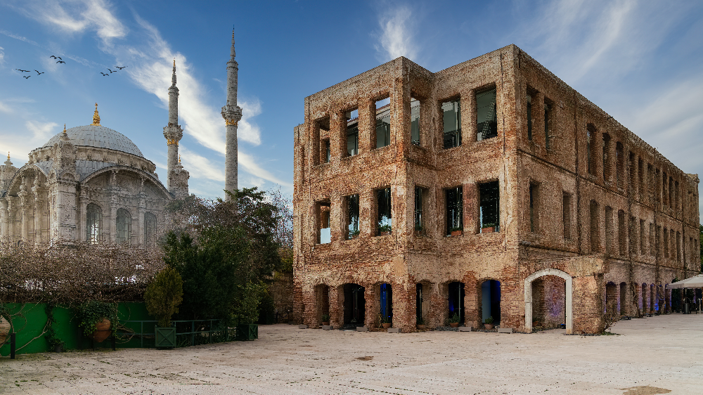 Ortaköy Esma Sultan Yalısı - El konulduktan sonra kömür deposu yapılmıştır. Torunları Beyrut'ta yaşamaktadır.