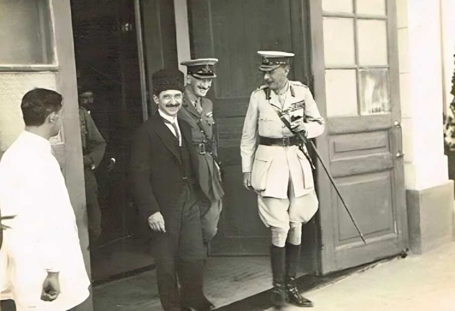 İngiliz General Harington'un 29 Eylül 1922'de Summer Palas'ta yeni dostlara verdiği İstanbul'a hoş geldiniz çay partisinden bir kare