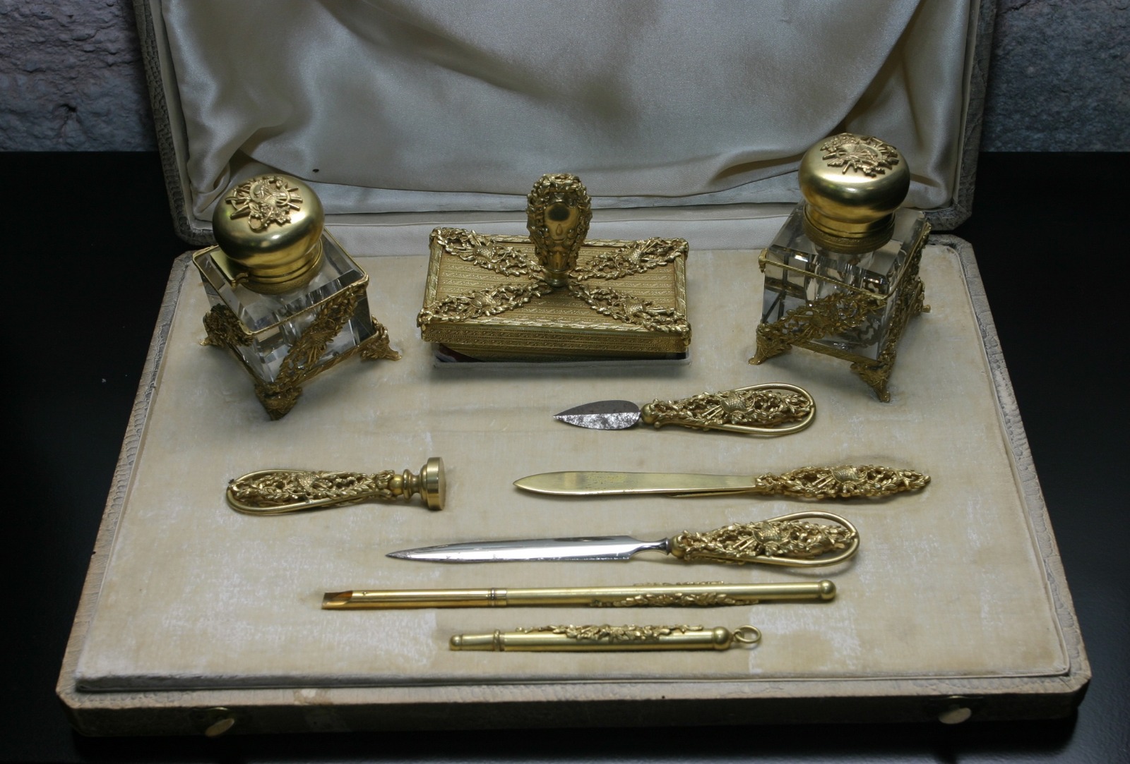 Calligraphy and inkwell set belonging to Sultan Abdulmajid – Dolmabahçe Palace