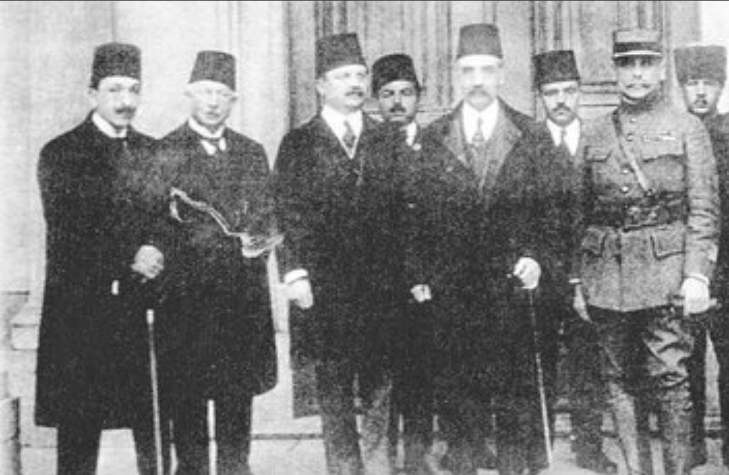Damad Ferid Paşa yanında Ali Kemal Bey ve en solda Sami Bey