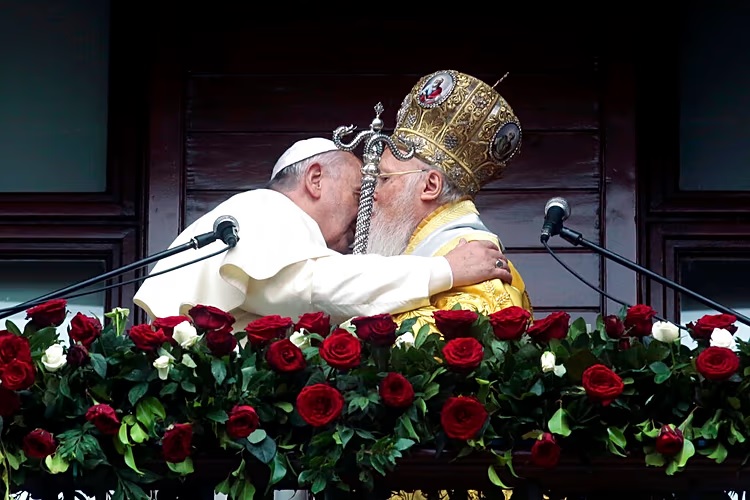 Patrik Papa Franciscusu takdis ediyor