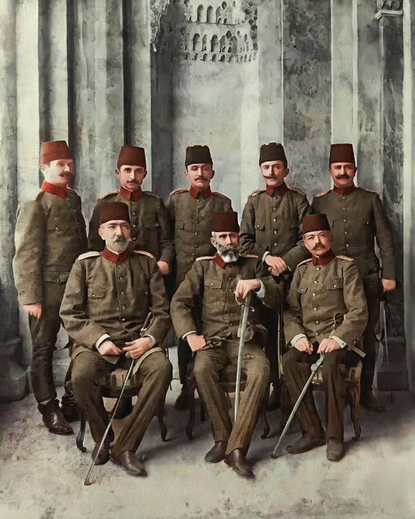 Mahmud Şevket Paşa Hareket Ordusu erkanıyla - Arkada İsmet İnönü ve Enver Paşa