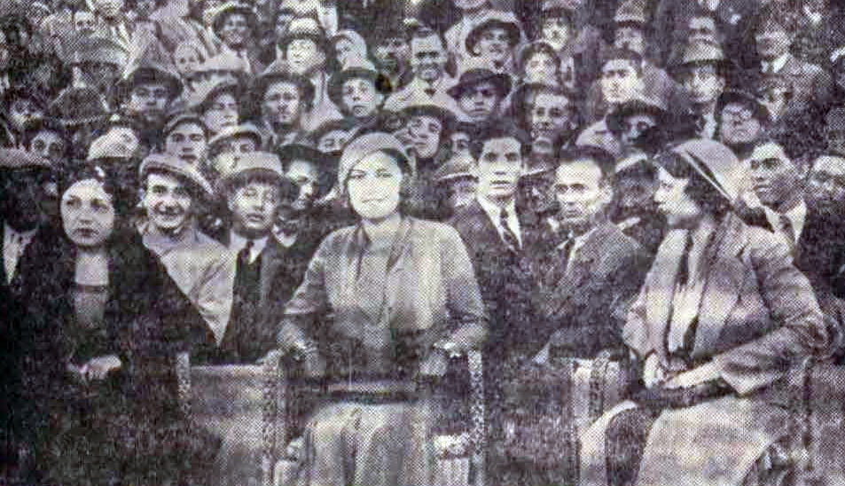 Keriman Halis İzmir'de maç seyrederken 22.11.1932 Vakit