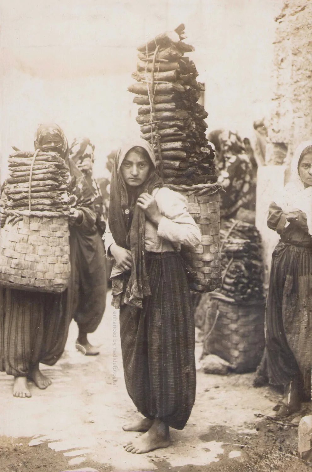 Bartında odun kömürü satan köylü kadınlar 1940
