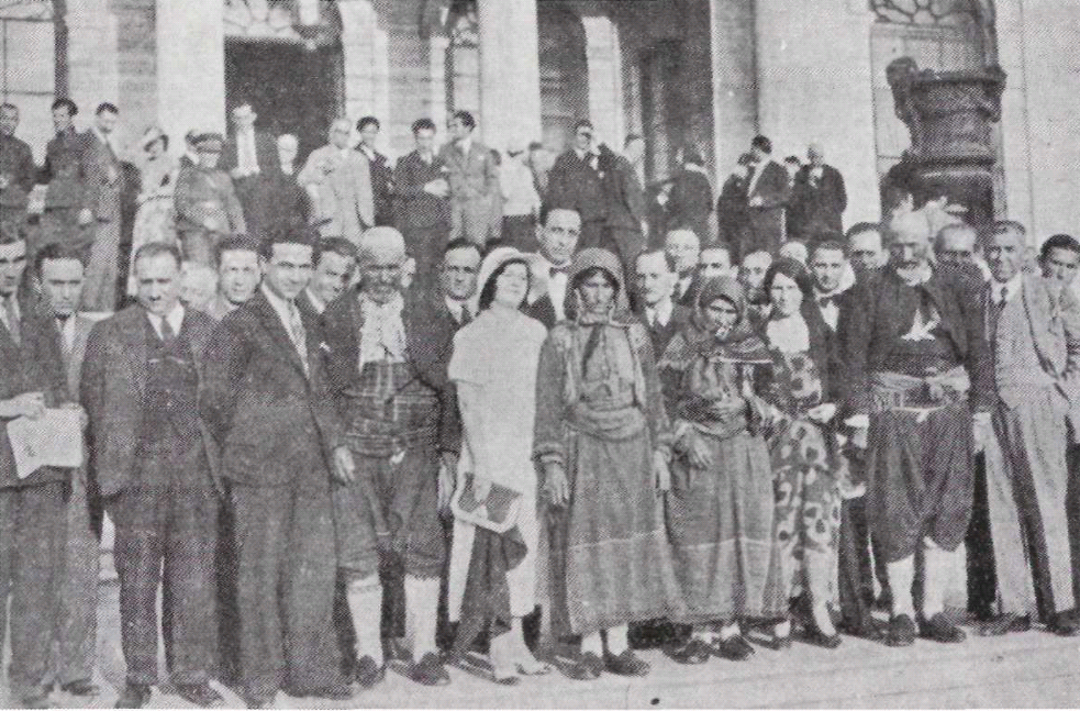 Halkevi önünde Anadolu halkının temsilcileri