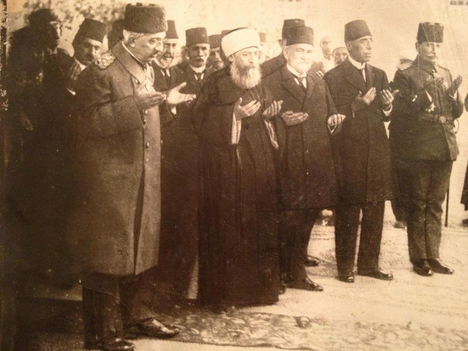 A photo of Sultan Mehmed VI Vahideddin while praying.