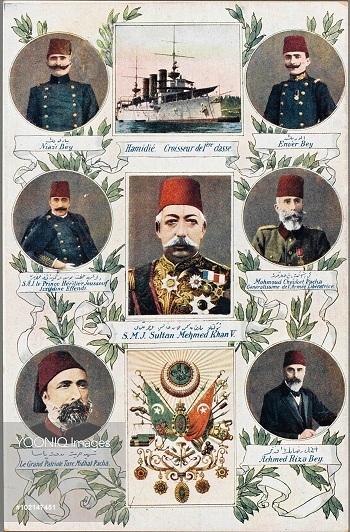 O devre ait bir kartpostalda Yusuf İzzeddin Efendi (solda ortada)