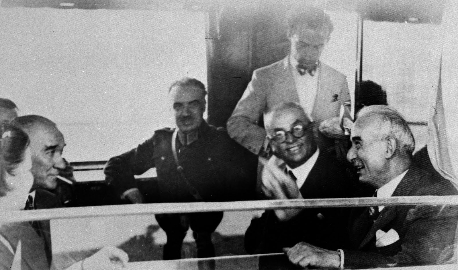 Unwavering loyalty; Mustafa Kemal, İsmet İn&ouml;n&uuml;, Celal Bayar, and Fevzi &Ccedil;akmak in conversation.