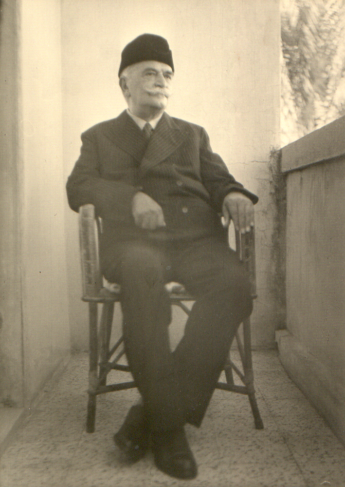 Ahmed Nihad Efendi Beyrut'taki evinin balkonunda - 1954