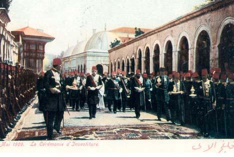 Padişahlar, Eyüp Sultan'da kılıç kuşanarak vazifeye başlardı. Sultan Reşad'ın kılıç alayı. Solda şehzâde