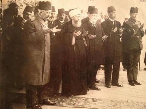 Sultan Mehmed VI and Sheikh al-Islam Nuri Efendi praying