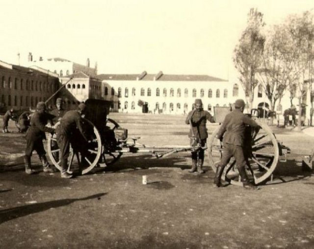 Taksim Kışlası'nda top talimi