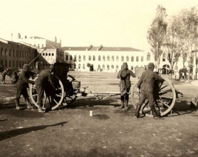 Taksim Kışlası'nda top talimi