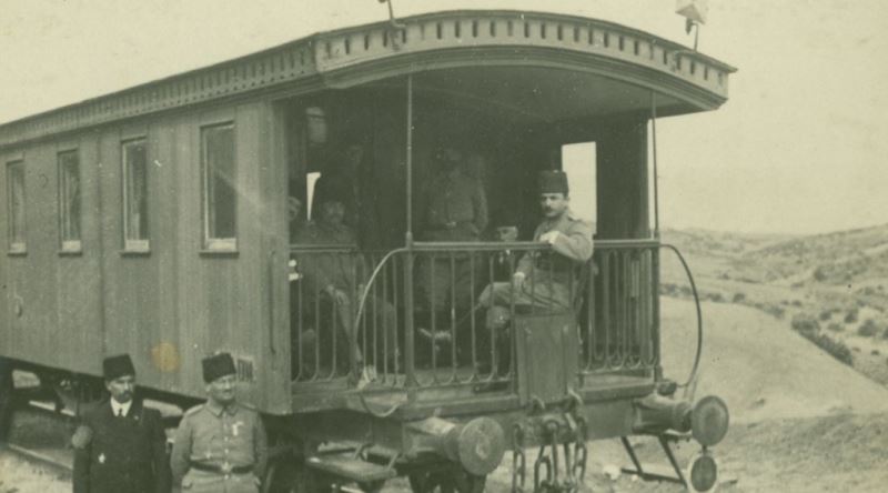 BAL TUTAN PARMAĞINI YALAR!