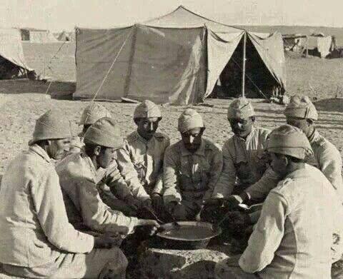 BAL TUTAN PARMAĞINI YALAR!