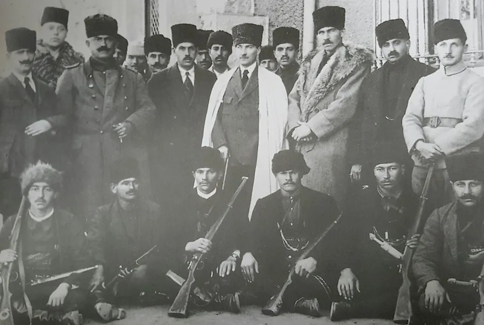 Yozgat'tan Ankara'ya geldiğinde istasyonda karşılanışı. M.Kemal'in solunda Ethem, sağında Reşit.