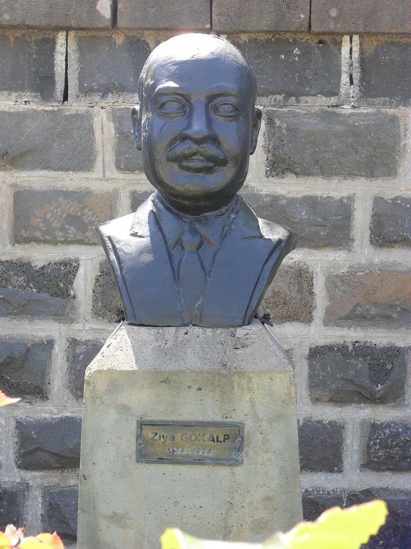 Diyarbekir'de Ziya Gökalp büstü