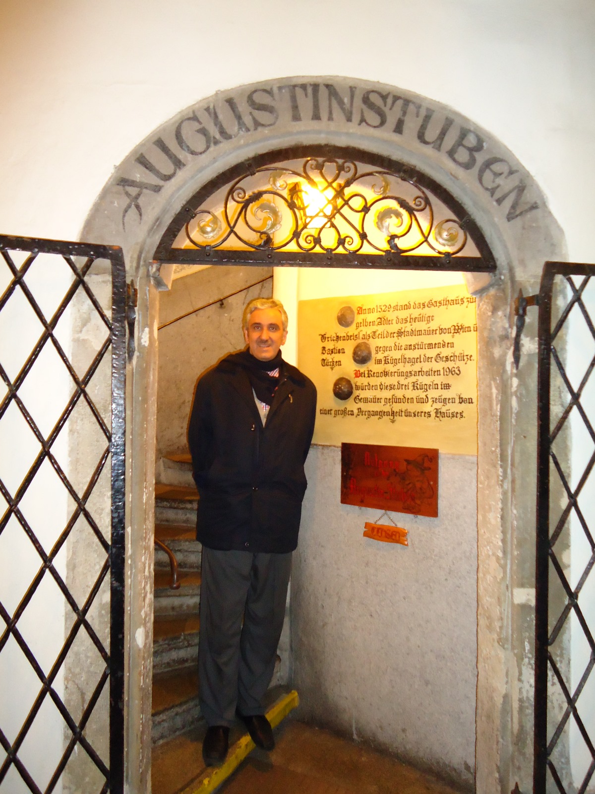 TÜRKENKUGEL (TURKISH CANNONBALL) In the old city, at Griechengasse No. 6, there are three Ottoman cannonballs on
        the gate of an old inn. In 1529, the city walls passed through here, and these cannonballs most likely date from
        the first siege.